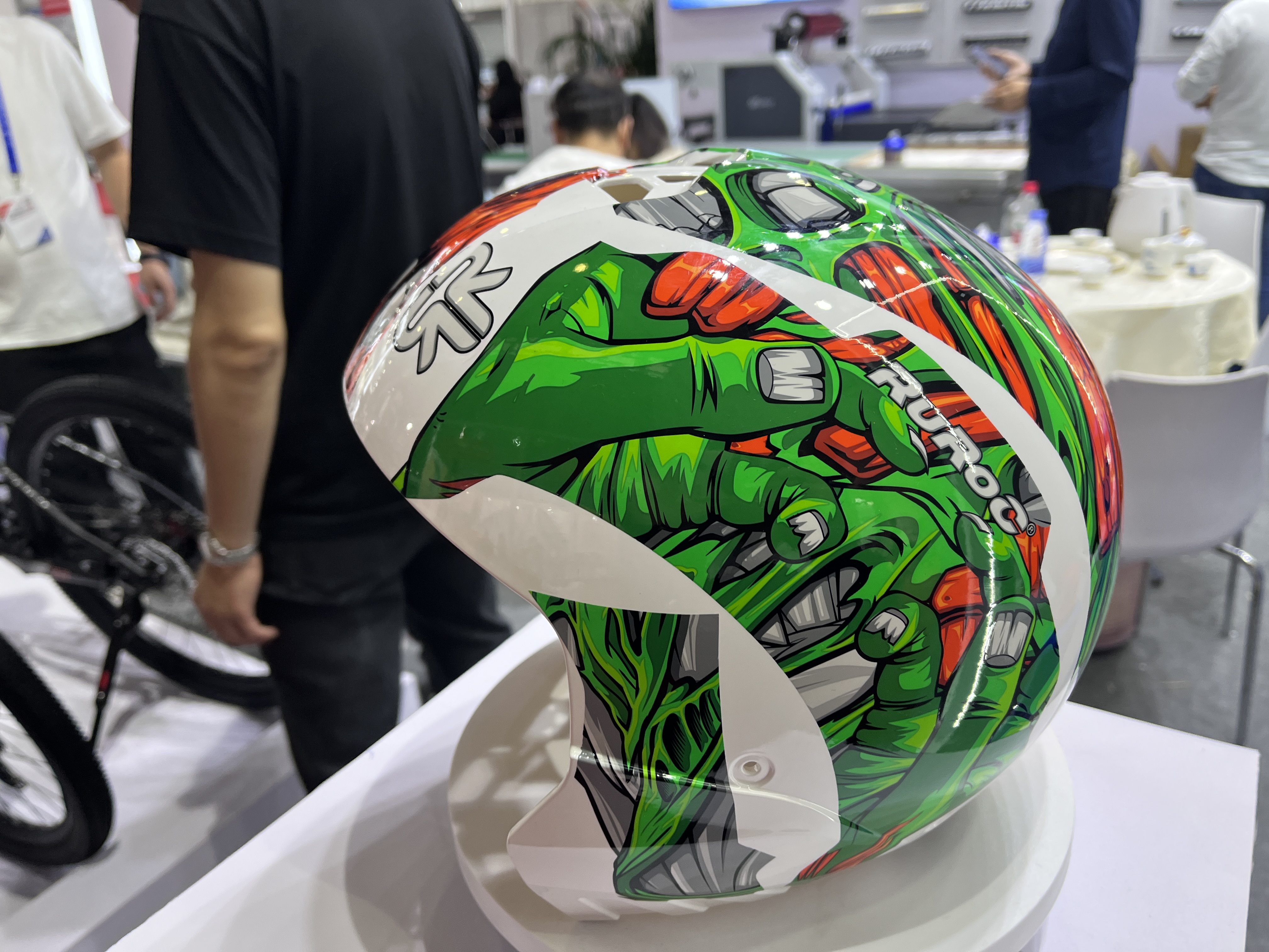 Blekk brukt på hjelmer